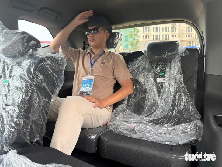 Ngồi thử VinFast Limo Green để thấy ngồi hàng 3 không 'cấn' như nhiều người lo ngại - Ảnh 7.