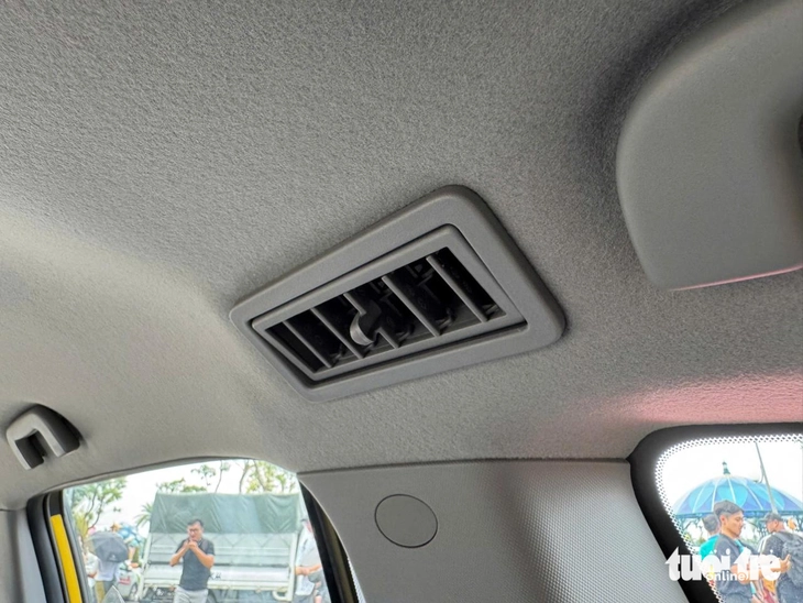 Ngồi thử VinFast Limo Green để thấy ngồi hàng 3 không 'cấn' như nhiều người lo ngại - Ảnh 8.