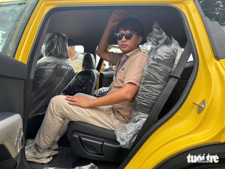 Ngồi thử VinFast Limo Green để thấy ngồi hàng 3 không 'cấn' như nhiều người lo ngại - Ảnh 10.