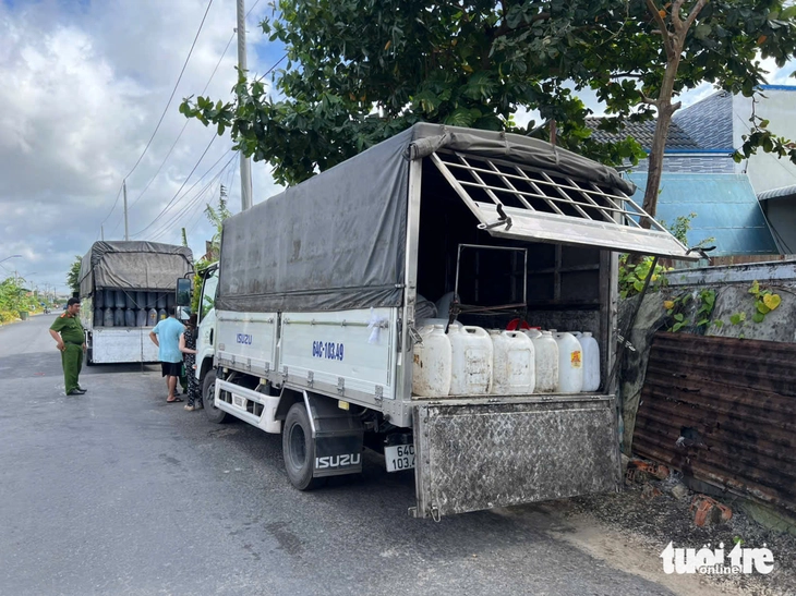 Phát hiện vụ vận chuyển 13 tấn dầu ăn đã qua sử dụng chuẩn bị tuồn vào TP Cần Thơ - Ảnh 1.