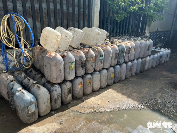 Phát hiện vụ vận chuyển 13 tấn dầu ăn đã qua sử dụng chuẩn bị tuồn vào TP Cần Thơ - Ảnh 2.