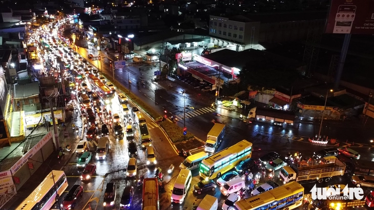 Hình ảnh kẹt xe kéo dài trong mưa dông ở TP.HCM - Ảnh 1.