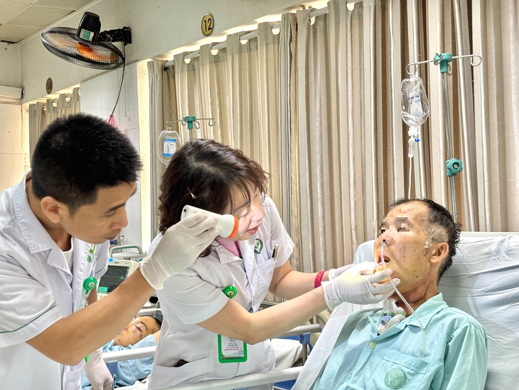 Bộ Y tế đang nghiên cứu nâng lương khởi điểm cho bác sĩ - Ảnh 1. nâng lương - Ảnh 1.