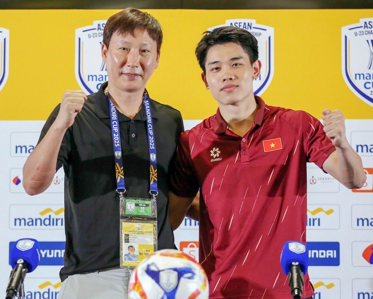 HLV Kim Sang Sik: gieo ‘tình’ với cầu thủ Việt bằng nhân sâm và mỹ phẩm - Ảnh 1. HLV Kim Sang Sik - Ảnh 1.