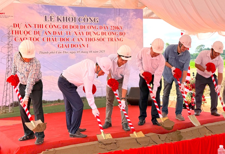 Khởi công di dời đường dây 220kV phục vụ thi công cao tốc Châu Đốc - Cần Thơ - Sóc Trăng - Ảnh 1.