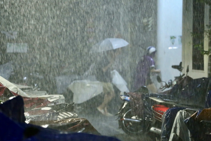 Hà Nội đang mưa to, cảnh báo lũ quét, sạt lở đất ở Điện Biên, Sơn La - Ảnh 1.