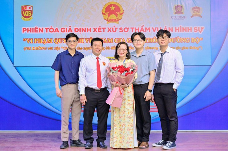 Giảng viên đại học mang 'thế giới thật' lên giảng đường để chinh phục Gen Z - Ảnh 2.