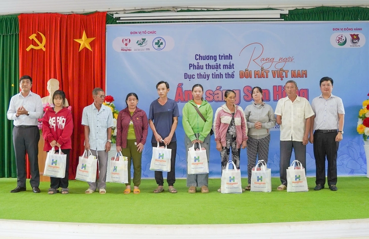 Sinh viên Văn Hiến góp sức trong ‘Ánh sáng Sen Hồng’ - Ảnh 3.