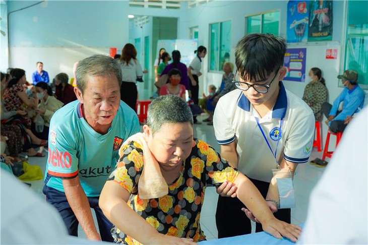 Sinh viên Văn Hiến góp sức trong ‘Ánh sáng Sen Hồng’ - Ảnh 4.