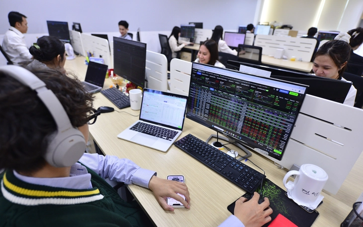 Nhóm nào 'xả hàng' phiên VN-Index như tàu lượn, thanh khoản 86.000 tỉ đồng? - Ảnh 2.