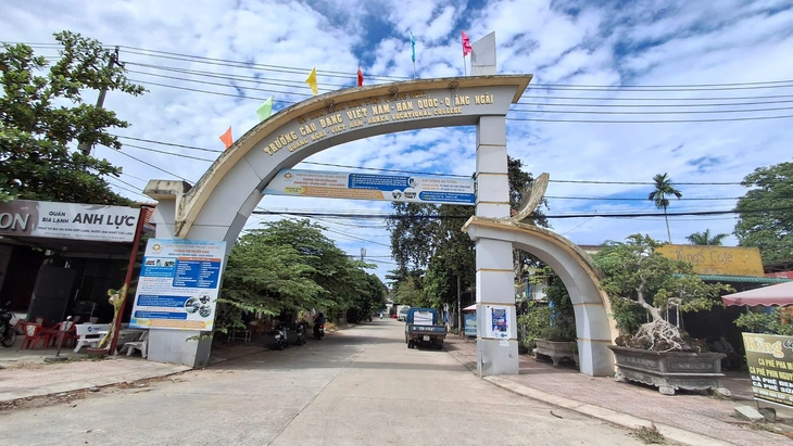 Giảng viên bị trường nợ tiền dạy cả chục năm, chủ tịch Quảng Ngãi yêu cầu giải quyết - Ảnh 1.