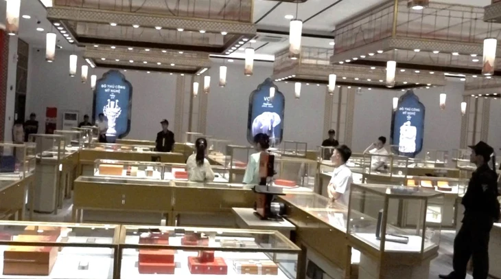 Công an triệt phá cơ sở kinh doanh hàng hóa không rõ nguồn gốc do người Trung Quốc điều hành - Ảnh 1. khánh hòa - Ảnh 1.