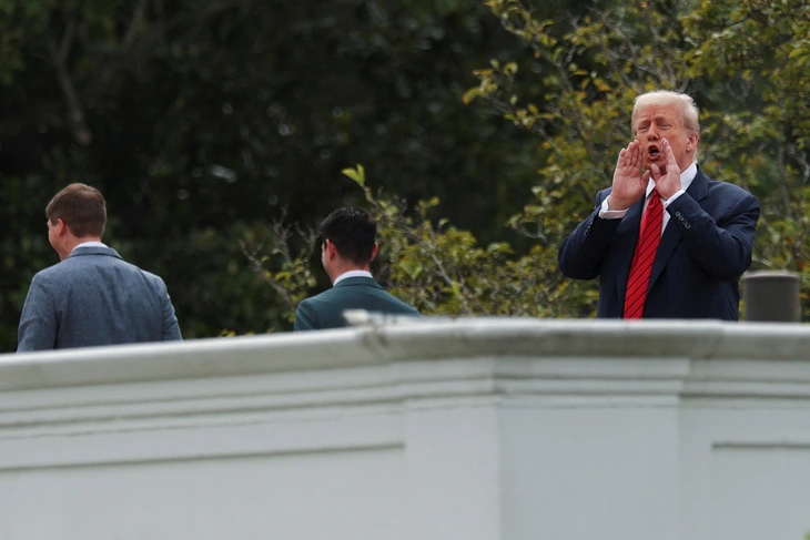 Ông Trump leo lên mái Nhà Trắng, khảo sát điểm xây phòng khiêu vũ dát vàng - Ảnh 1.