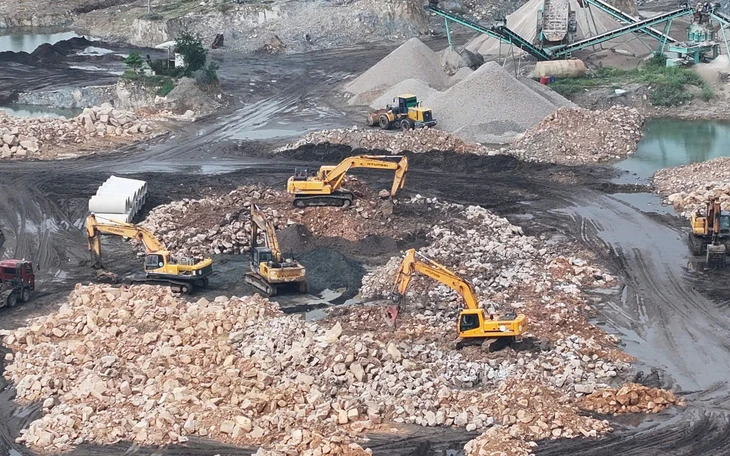 Vì sao sà lan neo đậu dày đặc trên kênh Tám Ngàn chờ lấy đá? - Ảnh 4.