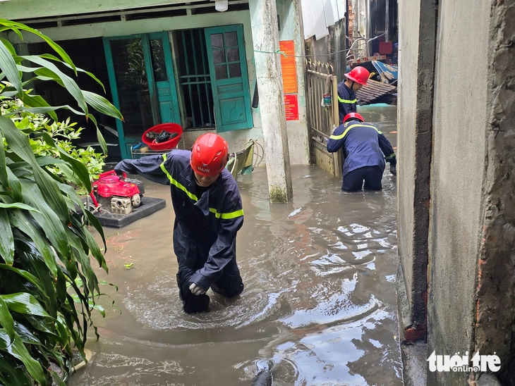 Dùng máy bơm hút nước 'cứu' 50 hộ dân ở phường Tam Bình bị ngập nặng sau mưa lớn - Ảnh 1.
