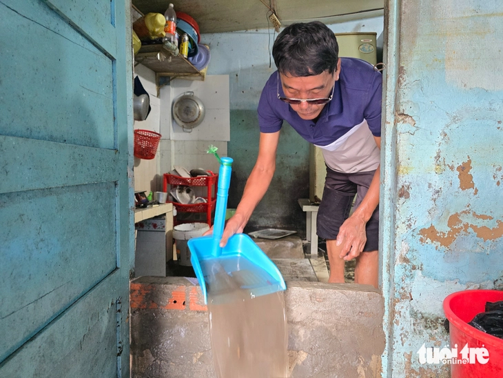 Dùng máy bơm hút nước 'cứu' 50 hộ dân ở phường Tam Bình bị ngập nặng sau mưa lớn - Ảnh 7.