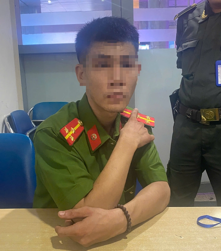 Bị tạm giữ vì giả danh công an, mặc quân phục vào sân bay Đà Nẵng  - Ảnh 1.