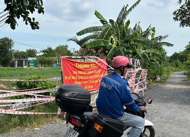 Cầu dân sinh bắc qua rạch Ông Bố, TP.HCM bị cuốn trôi sau cơn mưa - Ảnh 1. cầu dân sinh - Ảnh 1.