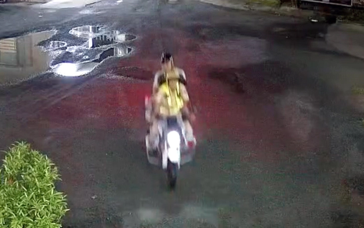 Con trai hóc dị vật, người mẹ 'cầu cứu' Cảnh sát giao thông chở đến bệnh viện kịp thời - Ảnh 2.