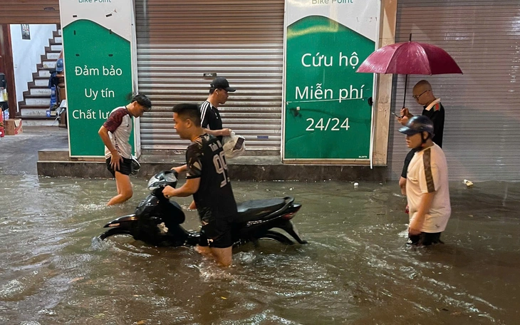 Hà Nội gió mạnh, mưa dông lúc nửa đêm - Ảnh 2.