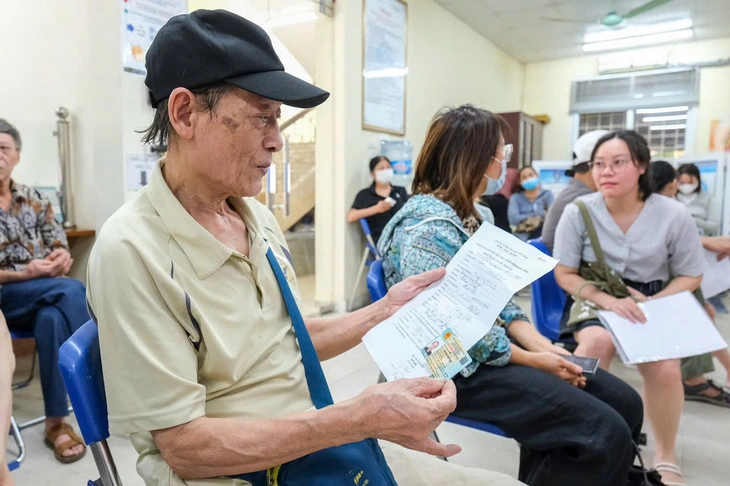 Bảo hiểm xã hội sẽ tạm dừng trả lương hưu, trợ cấp khi không xác minh được thông tin người thụ hưởng - Ảnh 1.