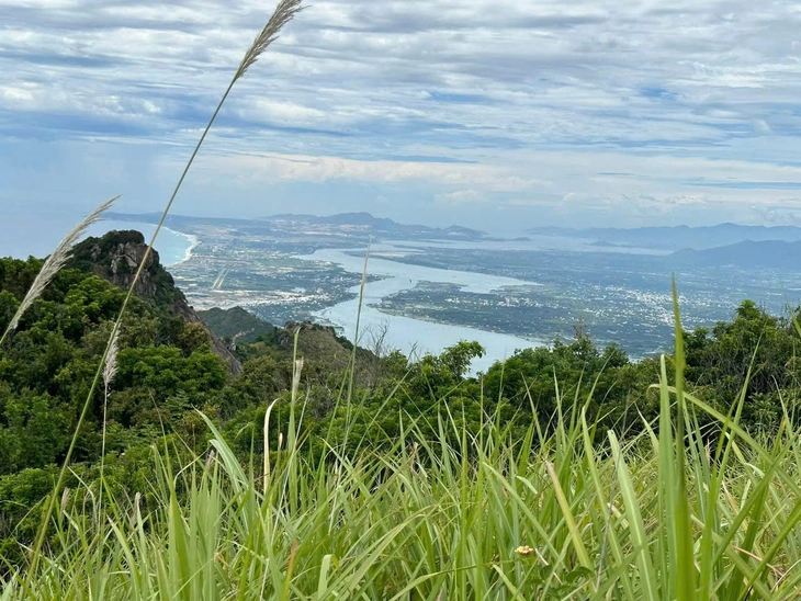 Tìm kiếm thanh niên mất tích khi leo núi ở Nha Trang- Ảnh 1. Tìm kiếm thanh niên mất tích khi leo núi ở Nha Trang- Ảnh 1.