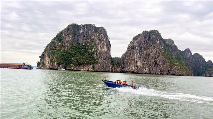 Tàu quân y và xuồng cơ động trực 24/24h trên vịnh Hạ Long - Ảnh 1. Tàu quân y và xuồng cơ động trực 24/24h trên vịnh Hạ Long - Ảnh 1.