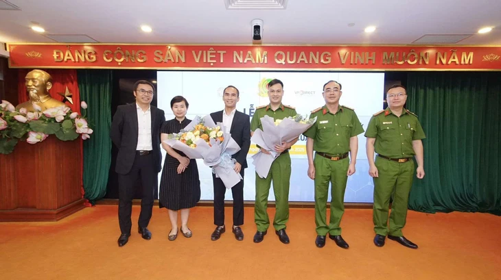 Bộ Công an ký kết dịch vụ xác thực điện tử qua VNeID trong giao dịch chứng khoán - Ảnh 1.