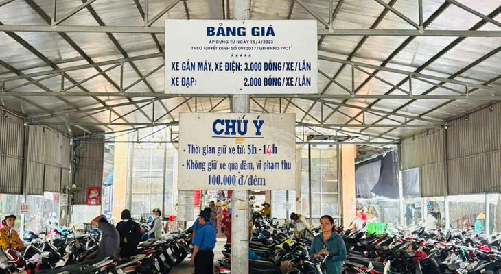 Chủ tịch TP Cần Thơ chỉ đạo rà soát thu phí giữ xe tại bãi xe công cộng - Ảnh 1.