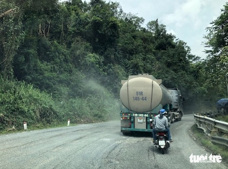 Đèo Bảo Lộc bong tróc mặt đường, hiểm nguy rình rập- Ảnh 2. Đèo Bảo Lộc bong tróc mặt đường, hiểm nguy rình rập- Ảnh 2.