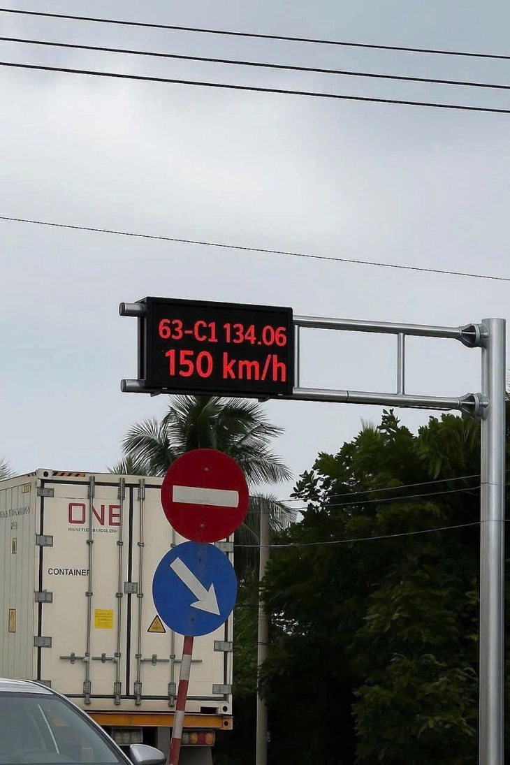 Xe chạy trên quốc lộ với tốc độ 150km/h, cơ quan chức năng nói gì? - Ảnh 1.