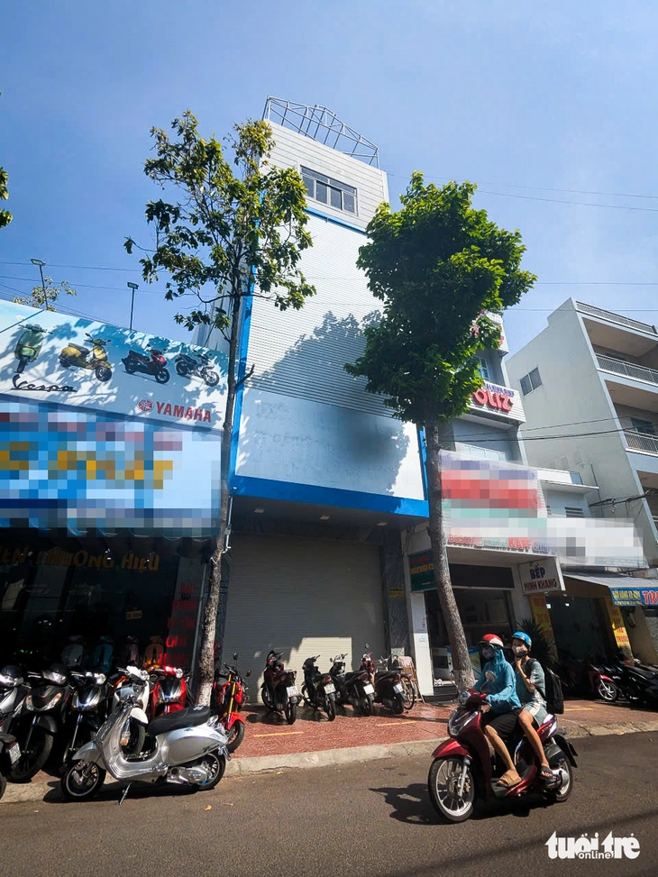 Phòng khám bị 'bóc phốt' chặt chém người bệnh tại Quy Nhơn đóng cửa, gỡ bảng hiệu - Ảnh 1.