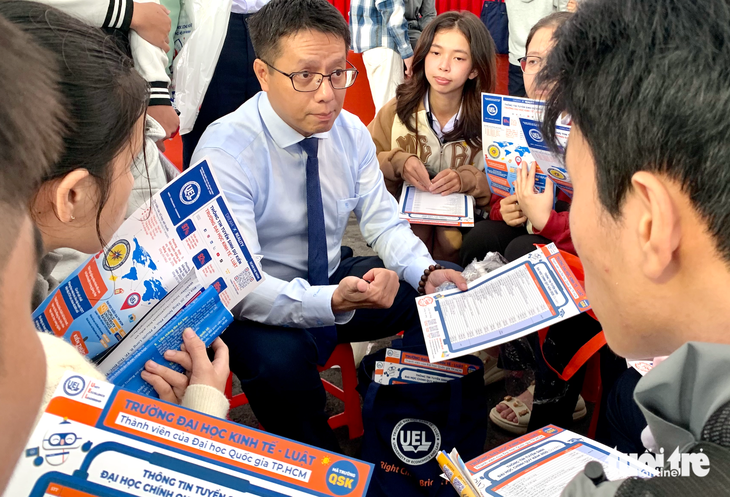 8.849 thí sinh có IELTS được cộng điểm xét tuyển Trường đại học Kinh tế - Luật - Ảnh 1.
