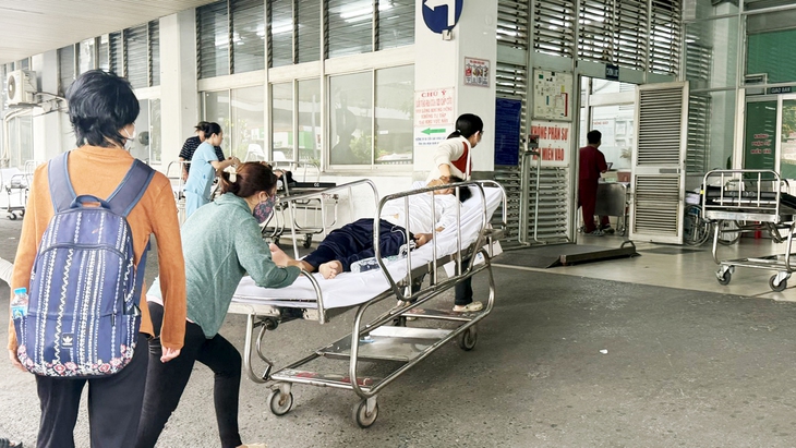 Thêm quy định 'vượt tuyến' có lợi cho người bệnh - Ảnh 4. Thêm quy định 'vượt tuyến' có lợi cho người bệnh - Ảnh 4.