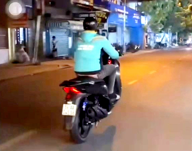 Thanh niên chạy xe SH 'bốc đầu' quay clip tung lên mạng bị tịch thu xe - Ảnh 1.