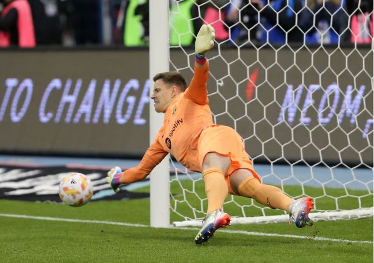 Barcelona tước băng đội trưởng của thủ môn Ter Stegen vì tranh chấp y tế - Ảnh 1.