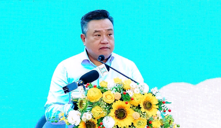 Chủ tịch Hà Nội: Tưới rửa mặt đường, phun sương dập bụi tại các tuyến phố để bảo vệ môi trường - Ảnh 1.