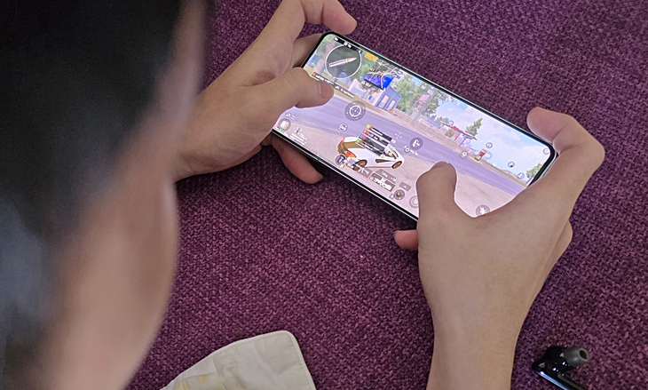 trẻ em nghiện điện thoại - Ảnh 1.
