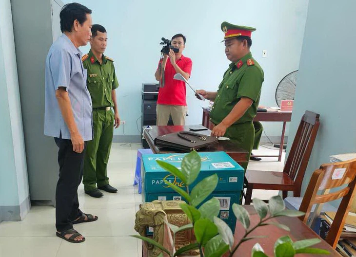 Chuyển tội danh của 2 cựu phó chủ tịch UBND TP Long Xuyên - Ảnh 2.