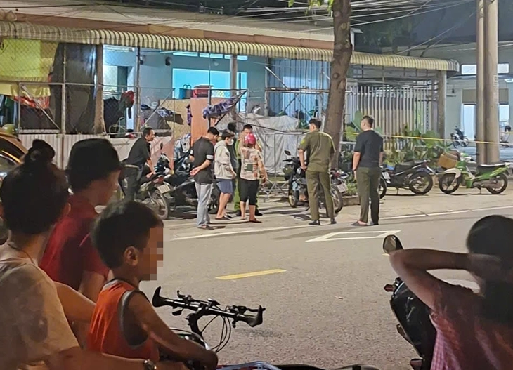 Sau tiếng hét, 2 người chết, 1 bị thương trong phòng trọ tại TP.HCM - Ảnh 1.