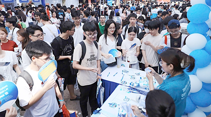 Tuyển sinh đại học 2025: Vì sao số nguyện vọng xét tuyển tăng kỷ lục? - Ảnh 1. nguyện vọng xét tuyển - Ảnh 1.
