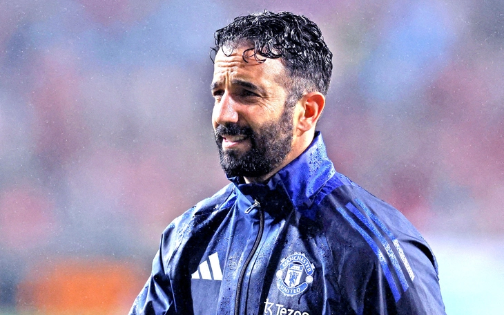 Man United ký hợp đồng trị giá 2500 tỷ với tiền đạo Benjamin Sesko - Ảnh 2.