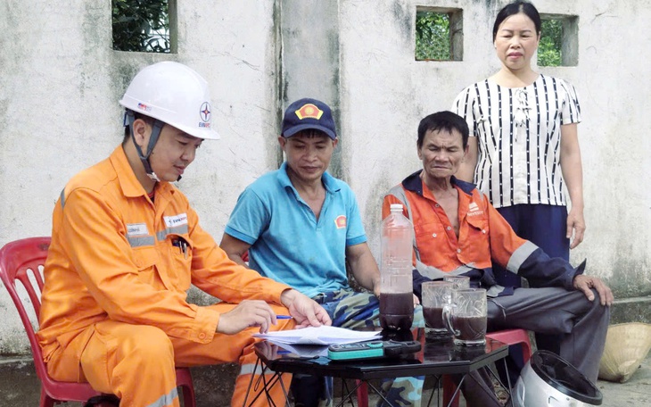 Choáng váng phí tiền tin nhắn bị tính lãi gấp 100 lần tiền nợ;  Tiền điện vọt lên hàng triệu đồng - Ảnh 2.