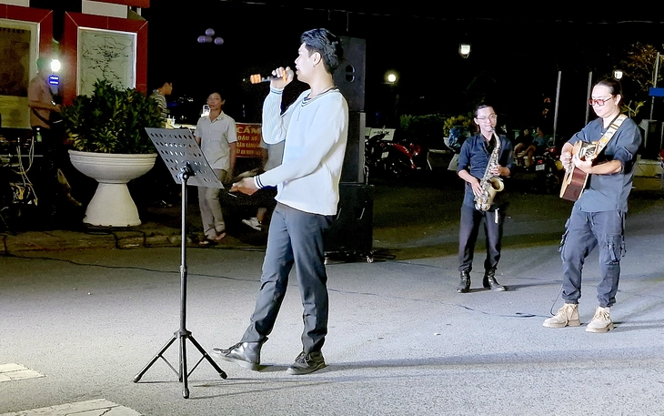 Cần Thơ mở lại tuyến phố đi bộ Ninh Kiều - Ảnh 2.