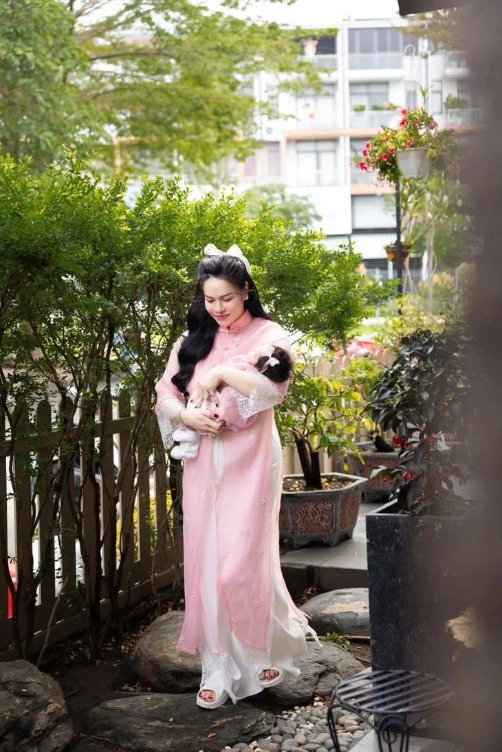 Nhật Kim Anh làm mẹ lần 2: Giấu kín chồng, sống chậm giữa biệt thự 20 tỉ - Ảnh 2.