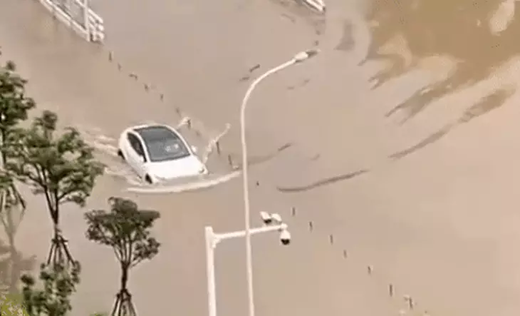 Chủ xe điện mắc kẹt trên đường ngập nặng: 'Chưa bao giờ yêu chiếc Tesla như hôm nay' - Ảnh 3.