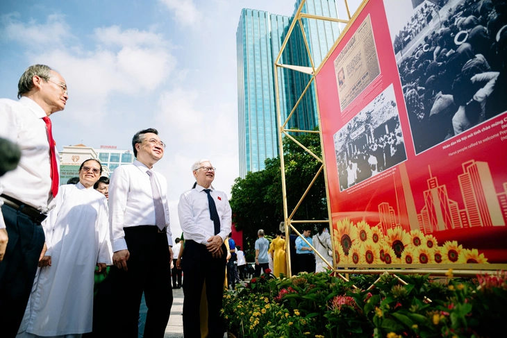 TP.HCM khai mạc triển lãm ảnh 'Vinh quang 80 năm Quốc hội Việt Nam' - Ảnh 1.