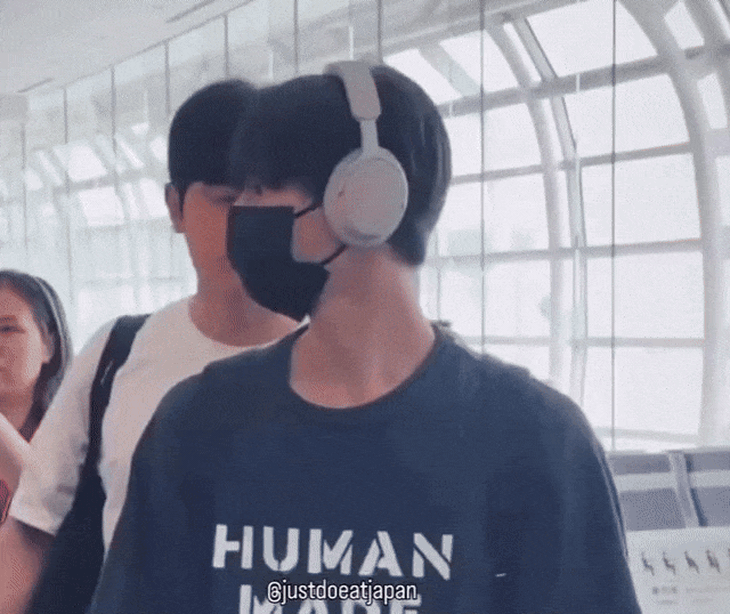 Quản lý ENHYPEN đánh fan cuồng tại sân bay, dân mạng chia phe gay gắt- Ảnh 2.