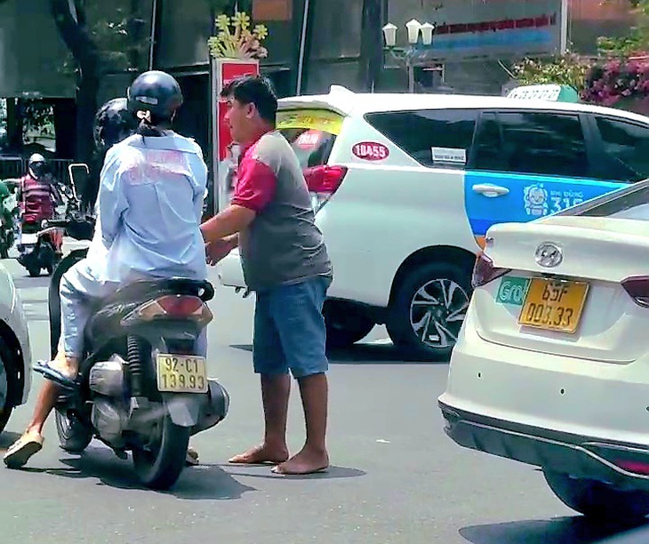 Làm rõ tài xế xe công nghệ rút chìa khóa xe máy của cô gái rồi bỏ đi ở hồ Con Rùa - Ảnh 1.