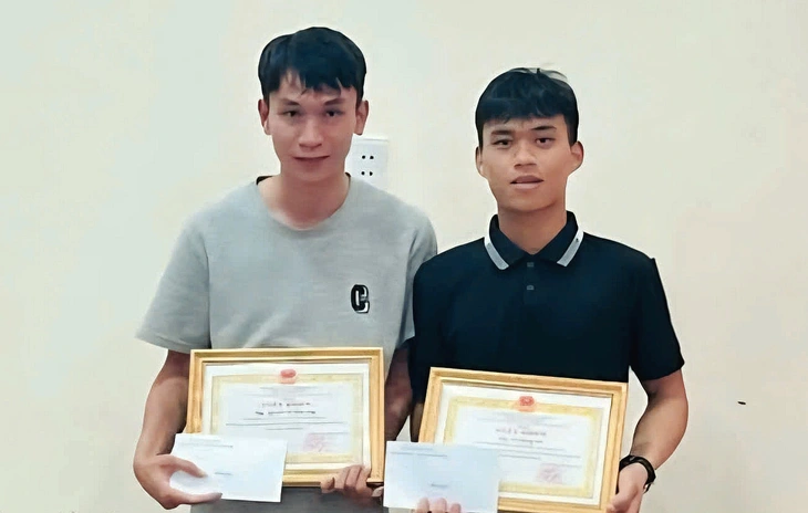 Khen thưởng 2 thanh niên nhảy sông cứu người tự tử rồi lặng lẽ về nhà - Ảnh 1.